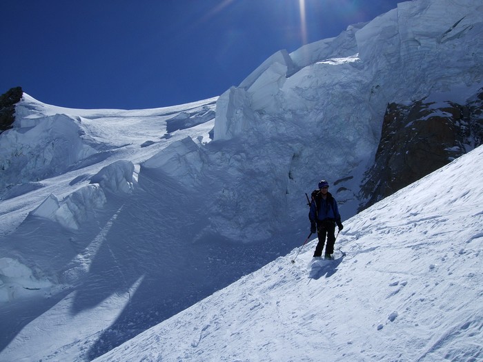 Mont-Blanc : Passage impressionnant sous la cathédrale de glace