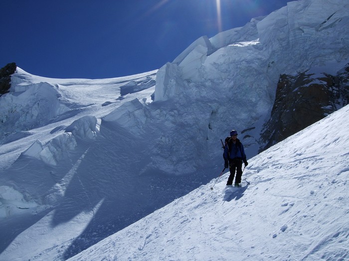 #3 Mont-Blanc : Passage impressionnant sous la cathédrale de glace Mont-Blanc : Passage impressionnant sous la cathédrale de glace