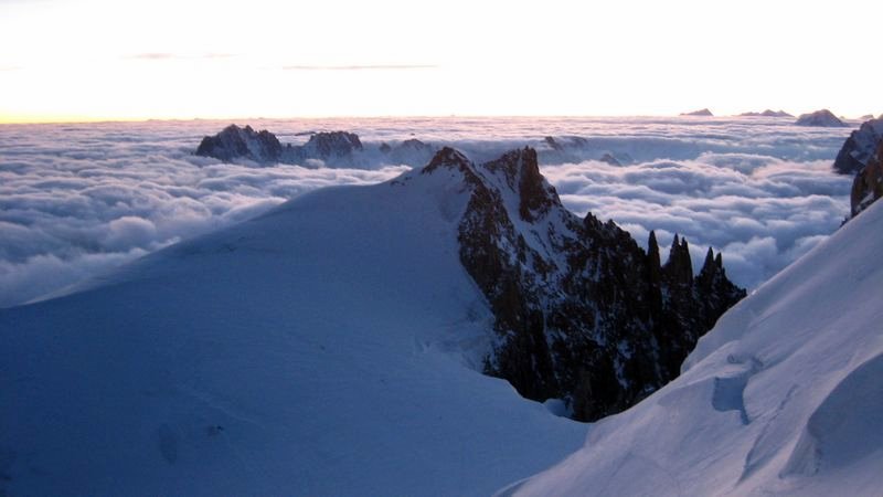 Mer de nuages : seules Verte-Droites-Courtes depassent