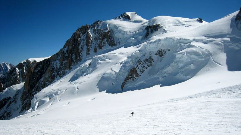 Mont Maudit : Etienne passe sous le Maudit et son epaule, empruntee 5h plus tot