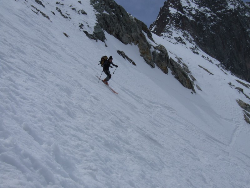 #2 Seb à l Seb à l'attaque : dans la partie basse du couloir. En neige dure et irrégulière - pas la meilleure partie de la rando.