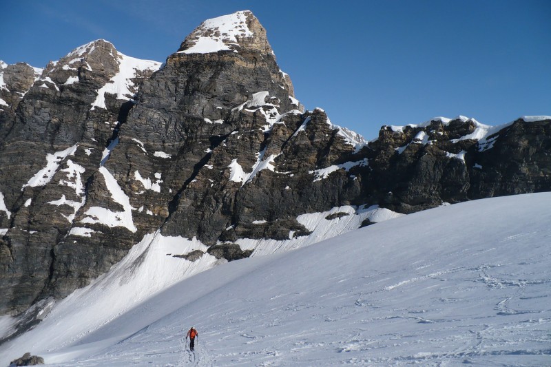 #5 Roc de Bassagne. : Jean-Paul devant le Roc de Bassagne. Roc de Bassagne. : Jean-Paul devant le Roc de Bassagne.