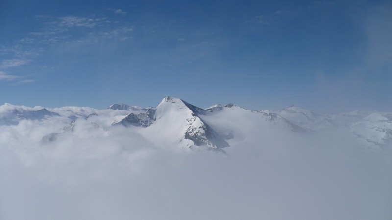 #8 Grande Aiguille Rousse : Vue depuis le sommet sur la Grande Aiguille Rousse et les sommets alentours entre les nuages. Grande Aiguille Rousse : Vue depuis le sommet sur la Grande Aiguille Rousse et les sommets alentours entre les nuages.