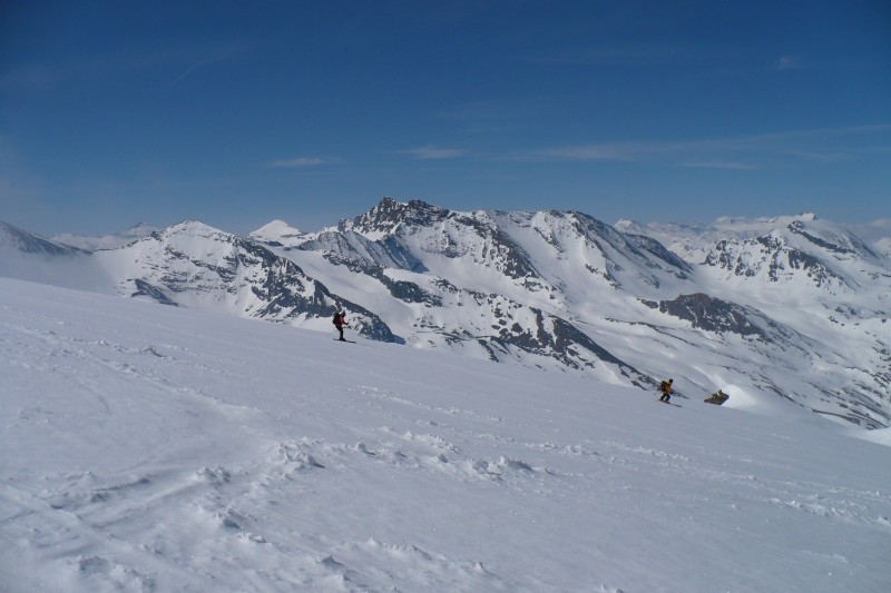 #11 Sur le Glacier de Bassagne : Jean-Paul et un compagnon de descente sur le Glacier de Bassagne qui se régalent devant la Pointe du Gros Caval (3285m) et l Sur le Glacier de Bassagne : Jean-Paul et un compagnon de descente sur le Glacier de Bassagne qui se régalent devant la Pointe du Gros Caval (3285m) et l'Aiguille Pers (3386m).