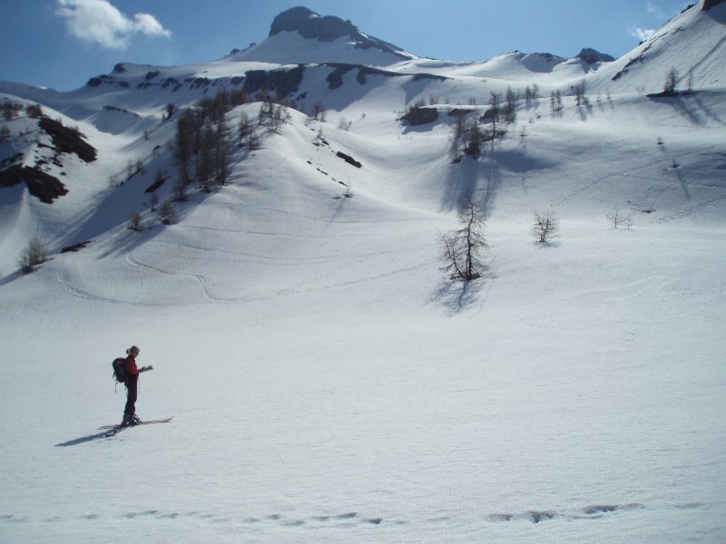 Repeautage : Une neige encore dure, de quoi se laisser skier jusque vers la cabane du Vaccivier, pour remonter ensuite au col de la Pisse.