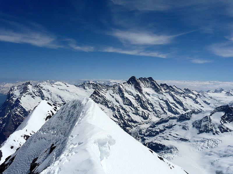 Eiger : Au sommet de l'Eiger, vue sur Schreckhorn et Lauteraarhorn