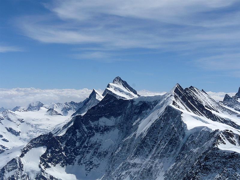 Finsteraarhorn : Finsteraarhorn et Fischerhorn au premier plan