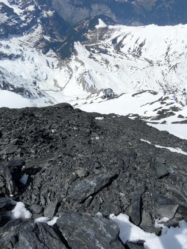 Eiger : Vue plongeante dans la face W. Le départ se fait à droite par l'arête W