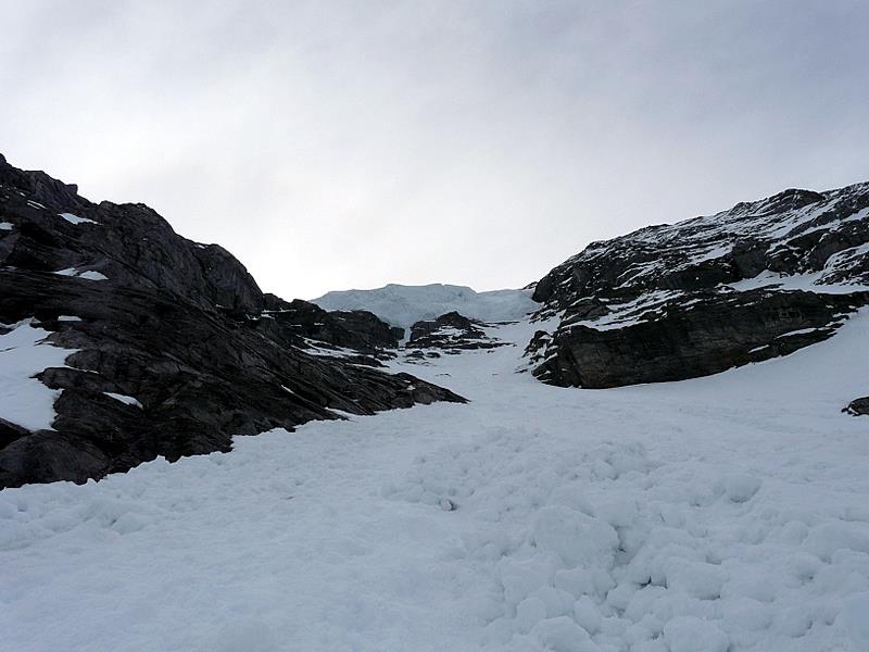 Eiger : La remontée de la face W sous le sérac suspendu