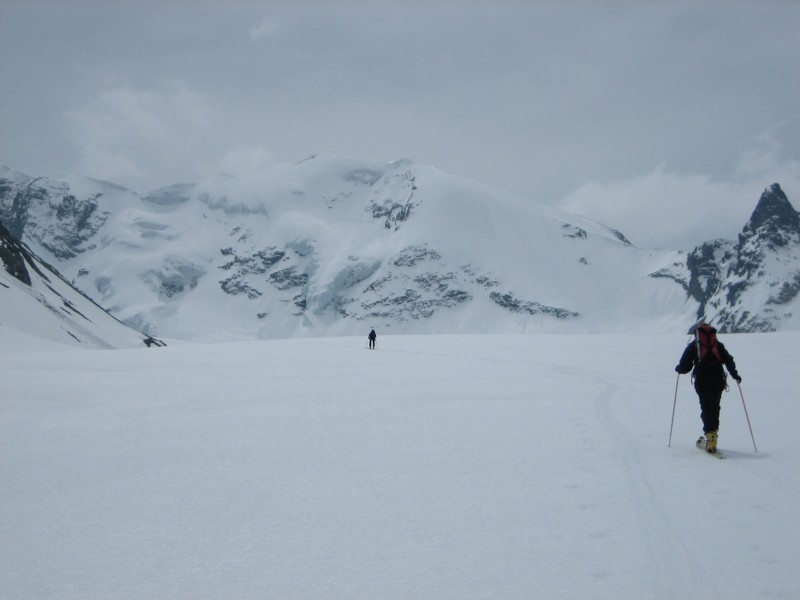 #12 Dent Sud de Bertol : La longue montée au refuge des Bouquetins sur le Haut Glacier d Dent Sud de Bertol : La longue montée au refuge des Bouquetins sur le Haut Glacier d'Arolla devant la face Nord du Mont Brulé
