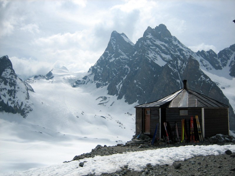 #14 Dent Sud de Bertol : Le refuge des Bouquetins avec au second plan les Pointes d Dent Sud de Bertol : Le refuge des Bouquetins avec au second plan les Pointes d'Oren (petite bosse de neige) et l'Evêque.