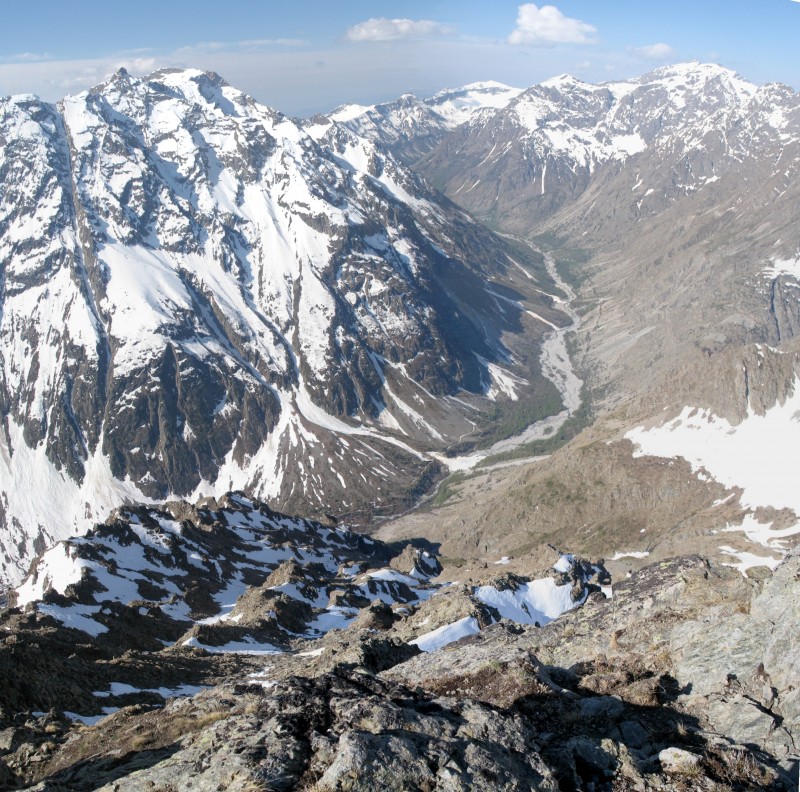 #4 Vue du sommet : La vallée de Champoléon et tout en bas la coulée d Vue du sommet : La vallée de Champoléon et tout en bas la coulée d'où commence la boucle