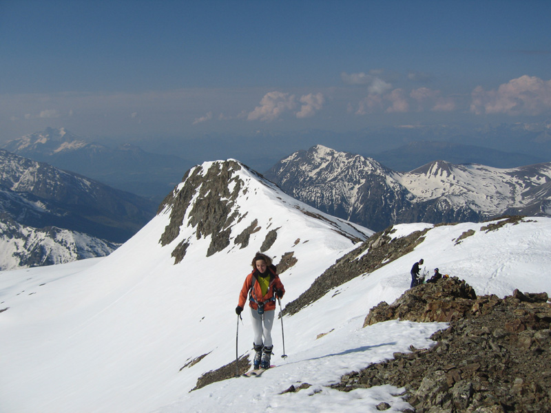#3 Arrivée au sommet : L Arrivée au sommet : L'arête finale encore bien enneigée