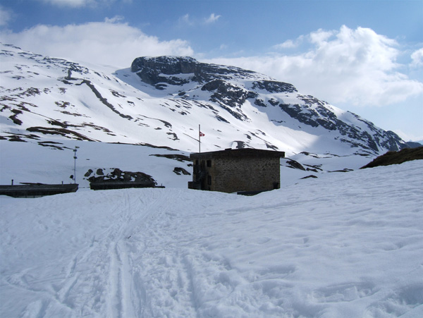 Grande Casse : Le refuge de la Vanoise (Félix Faure) que l'on découvrement au dernier moment. 3 Batiments, celui de gauche où il y a la réception et la restauration, les autres les dortoirs.