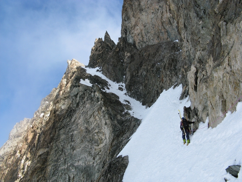 #6 traversée Dôme des Ecrins : La traversée un peu expo et la dernière pente avant la brêche traversée Dôme des Ecrins : La traversée un peu expo et la dernière pente avant la brêche