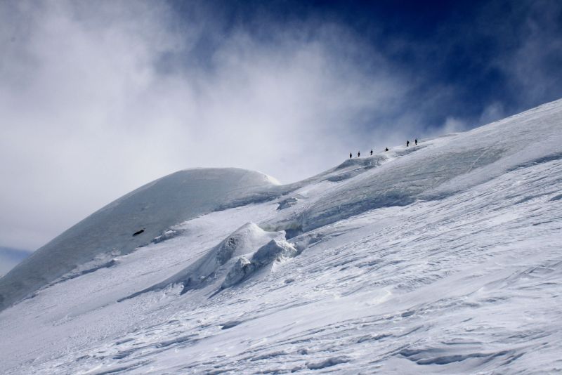 #24 Cordée sur la crête : nous on a chaussé les skis Cordée sur la crête : nous on a chaussé les skis