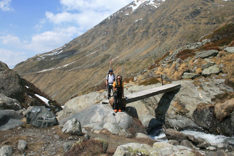 #1 Montée à la cabane du Vélan : on chausse bientôt Montée à la cabane du Vélan : on chausse bientôt