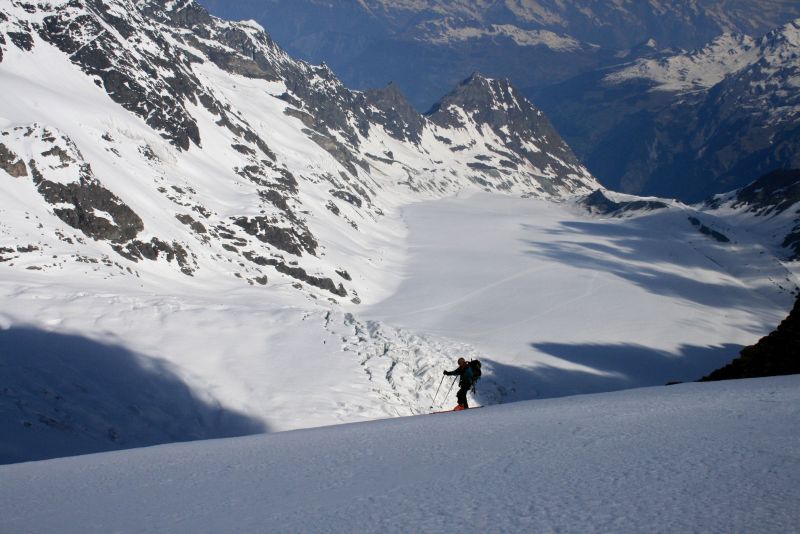 #36 Descente : sur fond de glacier de Corbassière Descente : sur fond de glacier de Corbassière