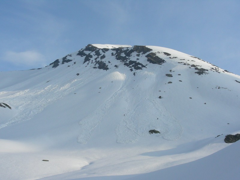 sommet de prelles : 2 randonneurs à ski quelque part autour des coulées...