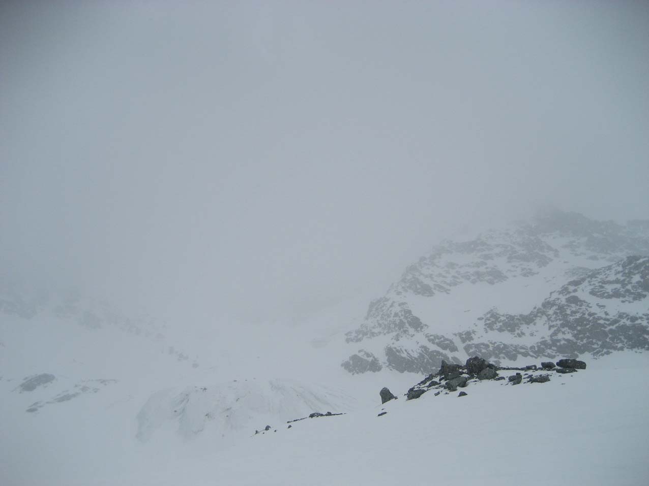 #1 Aiguille de Péclet : Dans un instant de "bonne" visibilité, la silhouette du Roc des Saints-Pères... Aiguille de Péclet : Dans un instant de "bonne" visibilité, la silhouette du Roc des Saints-Pères...