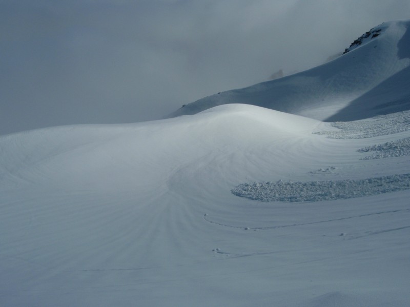 #1 Avant le ressaut final... : en regardant vers le bas. Pas encore rattrapés par les nuages, la neige est cotonneuse, l Avant le ressaut final... : en regardant vers le bas. Pas encore rattrapés par les nuages, la neige est cotonneuse, l'ambiance est belle, on y croit encore. A la descente elle sera complètement humidifiée. (photo Fabrice)