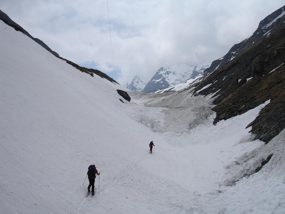 Sous le refuge Bezzi : Montée sur d'énormes culots d'avalanches. Nous y retrouverons d'ailleurs un ski, relique d'un récent accident (sans conséquences graves)