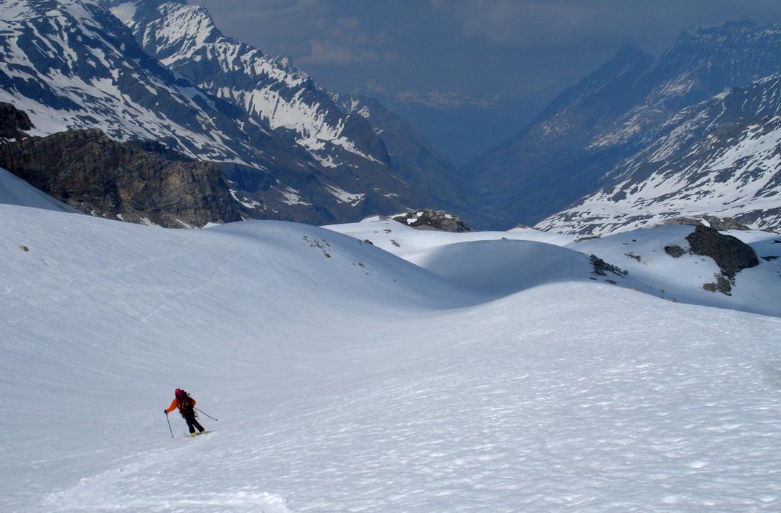 Descente vers Benevolo : dans un tube naturel, sur une belle transfo aquatique. Photo Jib. dans l'axe Val di Rhêmes, et habituellement, par bonne visibilité, la face du Sud du Grand Combin.