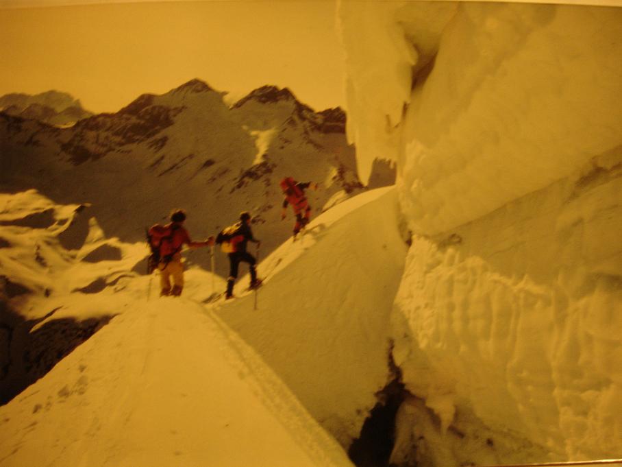 Un peu d'histoire : Montée du glacier des Plates des Chamois il y a 25 ans. Il est uniforme aujourd'hui. Photo PG BAREL