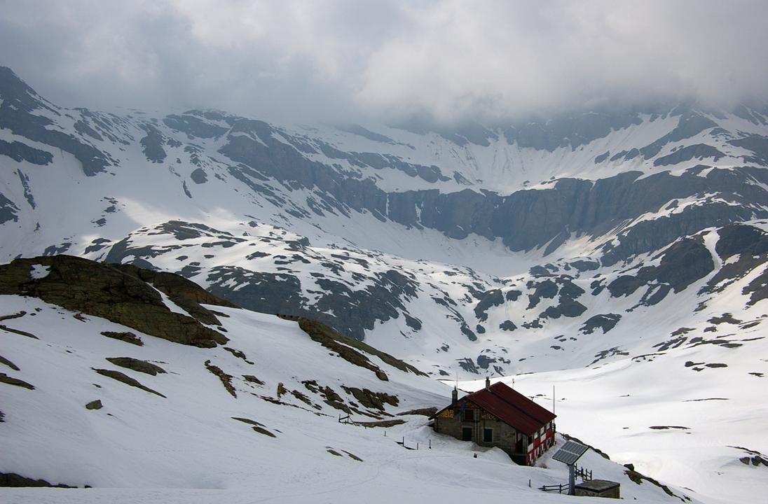 Le Refuge Citta di Chivasso : Ambiance "milieu de raid"... perdus au milieu de nulle part. On distingue clairement en face la falaise rocheuse qui se situe à l'aplomb du Colle Nivolettaz, et qui se doit d'être contournée par les ouloirs à g