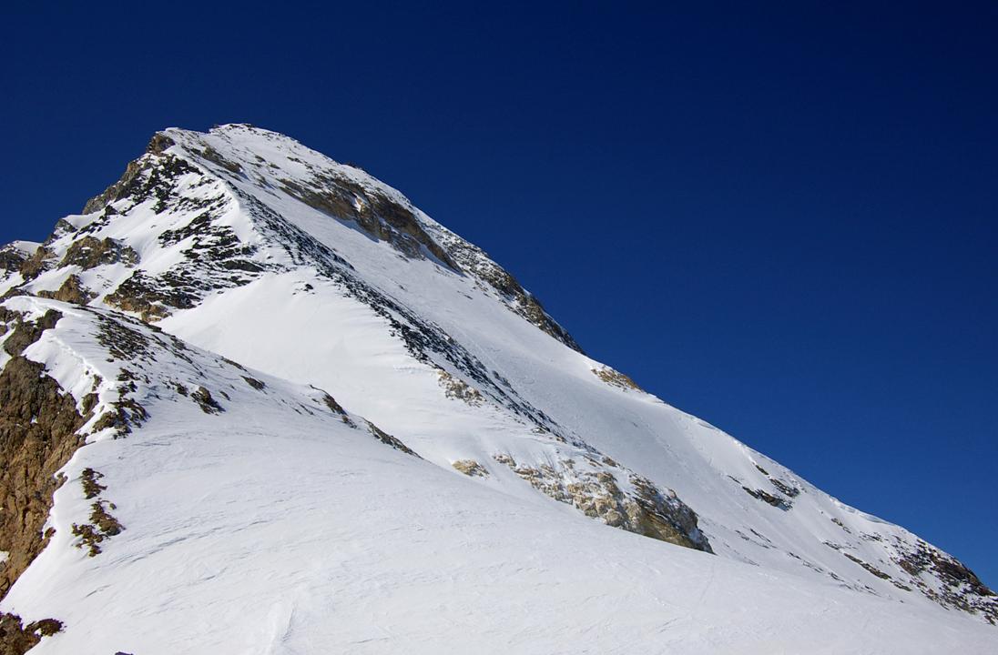 Au Col Tsanteleina, Face Nord : Pause au col, avant montée au sommet. Marches déjà tracées. Arrivée au sommet vers 13h. Descente dans une ambiance nuages / soleil quasi lunaire.