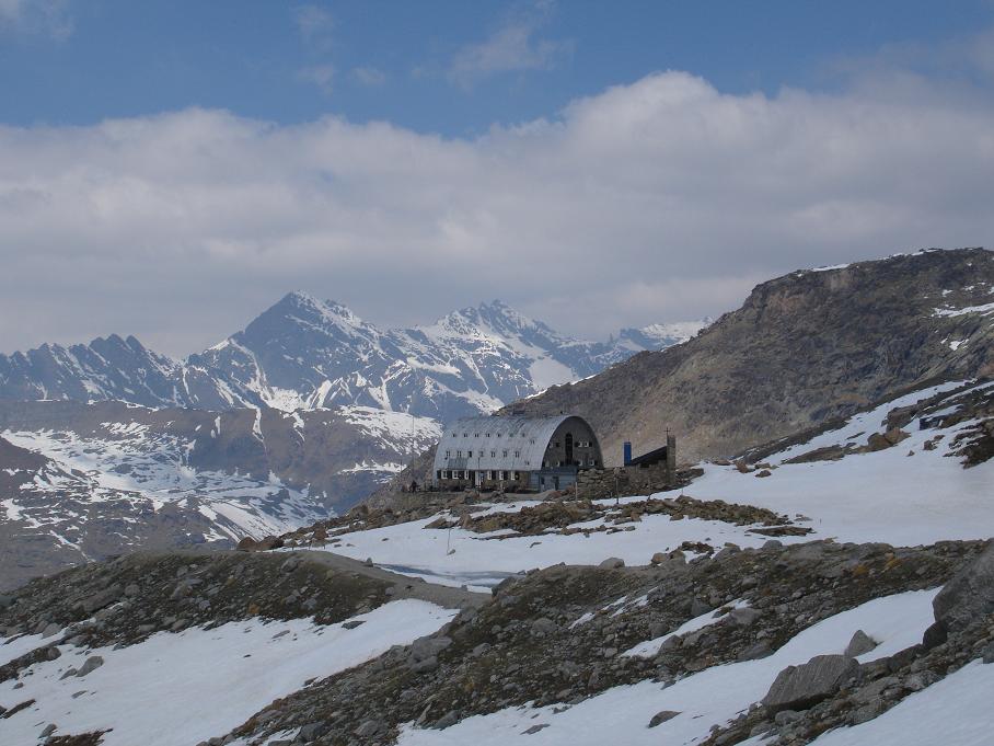 #33 Refuge V.Emmanuele : Arrivée au refuge (forte affluence car samedi soir), l Refuge V.Emmanuele : Arrivée au refuge (forte affluence car samedi soir), l'étape fut longue !