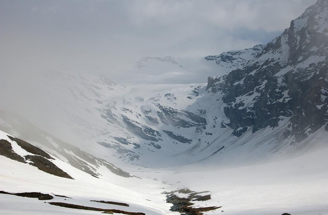 #16 Glacier Gliaretta : En face du Refuge Bezzi, le grand réservoir glaciaire de Gliaretta, très enneigé au terme de cet hiver 2008. Mais jamais dégagé! Glacier Gliaretta : En face du Refuge Bezzi, le grand réservoir glaciaire de Gliaretta, très enneigé au terme de cet hiver 2008. Mais jamais dégagé!