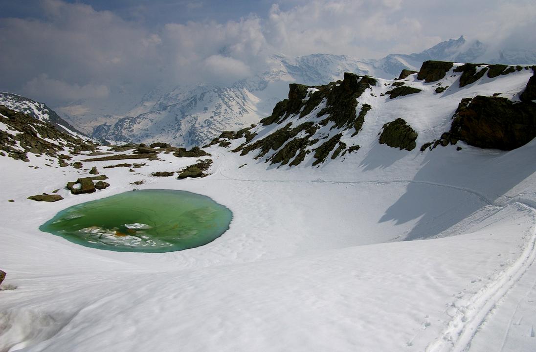 Petit lac du Col Nivolet : Dans le grand désert blanc, approvisionnement en eau dans un petit lac versant Piémont qui sent la "truite"... Les faces nord des Levanna pour seul témoin.