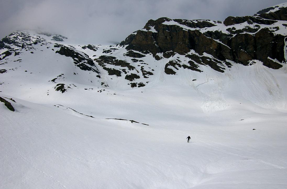 Sous le glacier Basei : Une éclaircie de 30 minutes, nous permet de franchir le glacier Basei (suspendu) en trouvant rapidement son "point faible". Le canal de descente est bien visible au dessus gauche de Jib en train de glisser. Le piège 