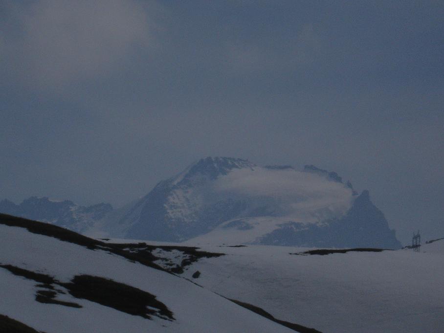 Grand Paradis : En arrivant au refuge Chivasso, le Grand Paradis se découvre au loin. Profitons-en, nous ne le reverrons plus...