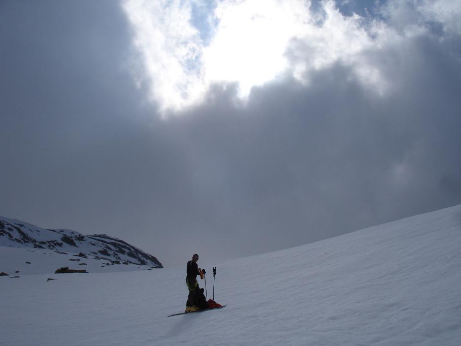 #30 Montée au col de Punta Fourra : Le ciel daigne enfin se dégager, Pascal, dans son jardin ici, est transcendé par la lumière Montée au col de Punta Fourra : Le ciel daigne enfin se dégager, Pascal, dans son jardin ici, est transcendé par la lumière