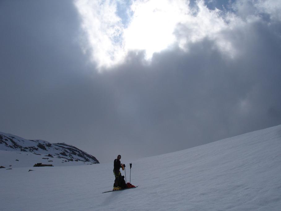 Montée au col de Punta Fourra : Le ciel daigne enfin se dégager, Pascal, dans son jardin ici, est transcendé par la lumière