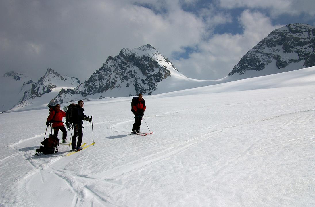 Descente sur Glacier Sauches : En arrière fond, Roc du Fond, Col Rhème-Calabre et Punta Bazel (Punta Calabre sur les cartes italiennes). Neige déglacée sur 5cm. Undimenticabile!