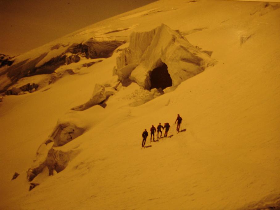 #37 Un peu d Un peu d'histoire : Toujours sur le glacier des Plates il y a 25 ans. Cette jolie formation n'existe plus. Photo PG BAREL