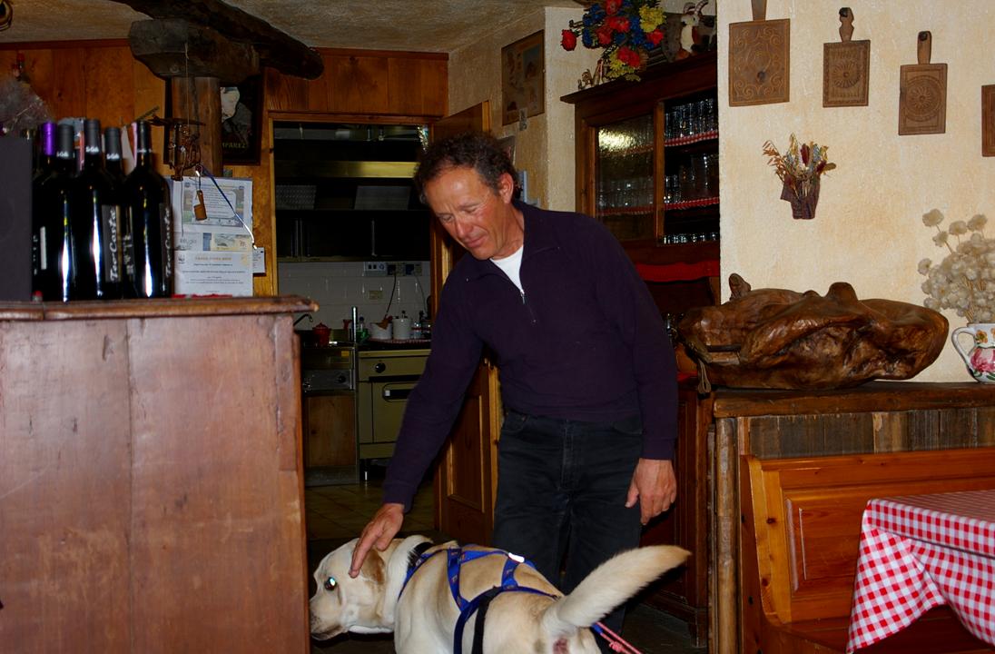 Pierre Giorgio BAREL : Le gardien de Mario Bezzi, mémoire attentive et amicale du Valgrisenche. Nous n'avions pas la météo avec nous, mais l'attention humaine OUI + le vin "ENFER" made in val d'Aoste!