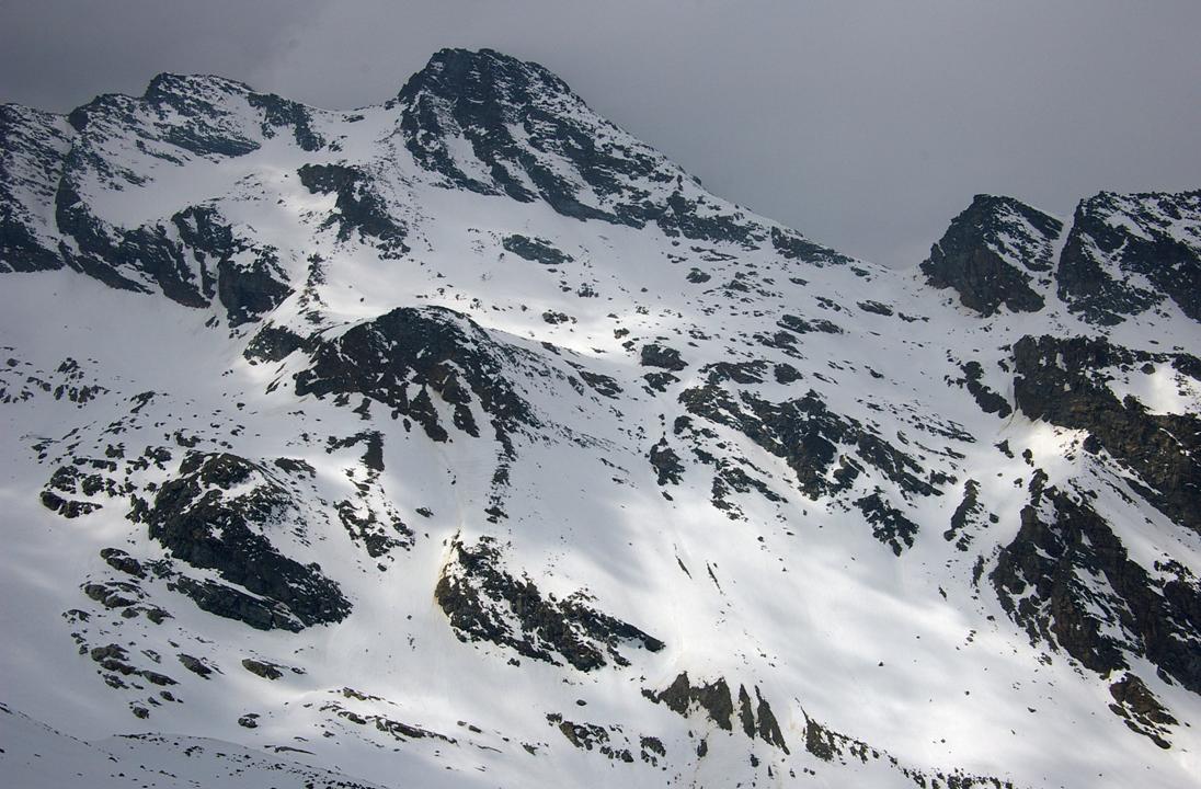 La face EST du Col P.Fourra : La F-Est du Col de Punta Fourra se descend jusqu'au point 2641, avant de remonter sous les FN Becca di Monciar & Ciarforon. Le cliché montre les emplacements de 2 itinéraires de descente du versant, 1 direct sous le 