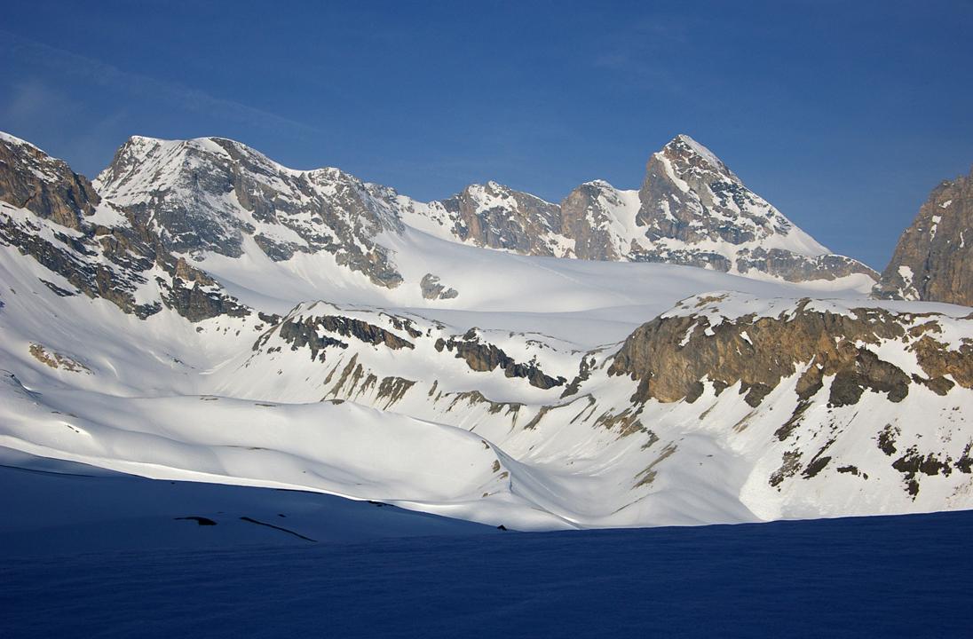 Remontée au Col Nivolettaz : Lever de soleil clair sur la chaine frontière Bazel - Tsanteleina, mais en direction du Piémont, le Col Nivolettaz est déjà pris dans les nuages... à 7h30 du matin!