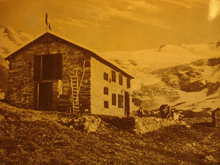 Un peu d'histoire : Construction du refuge Bezzi il y a 25 ans. Le cirque glaciaire de Gliareta était autrement plus étendu que maintenant. Photo PG BAREL