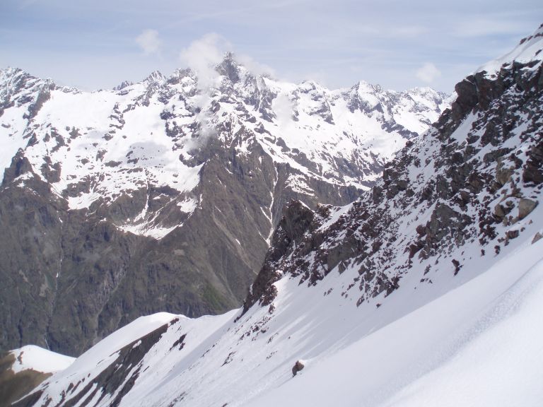 #10 Aigille de Morges : l Aigille de Morges : l'épaule : Ca ne se voit pas mais la traversée est inskiable (boules, goulottes gelées, schistes) et dangereuse en neige dure