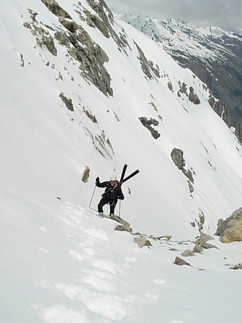enfin le sommet : dur dur tout à pied skis sur le dos et ça enfonçit vers la fin