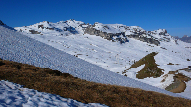 Secteur Aup de veran , coloney : Encore pas mal de neige au dessus de 2000m , hein ??