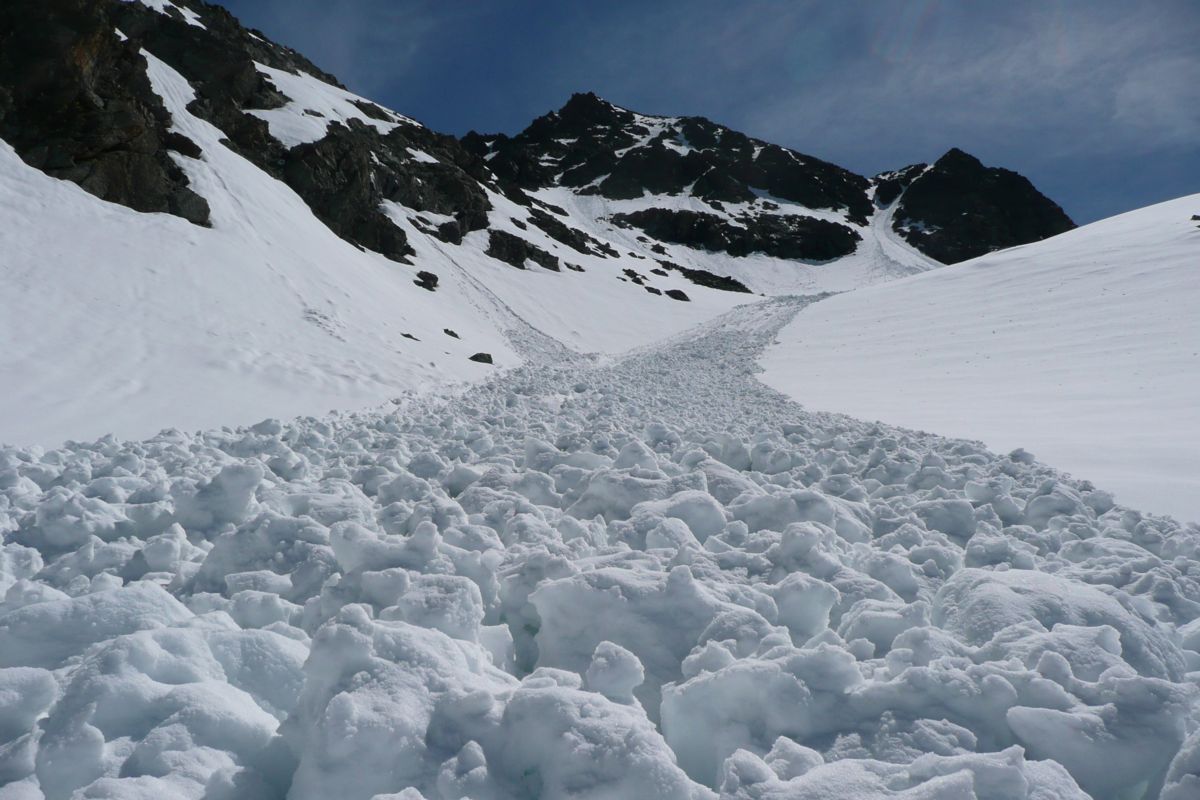 #10 Avalanche de surface récente : Aujourdhui, rien à craindre compte tenu de la fraicheur matinale Avalanche de surface récente : Aujourdhui, rien à craindre compte tenu de la fraicheur matinale