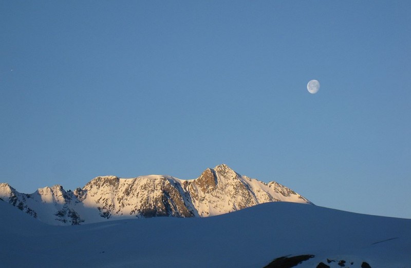 Bellecote : La lune bien haute, au dessus de Bellecote