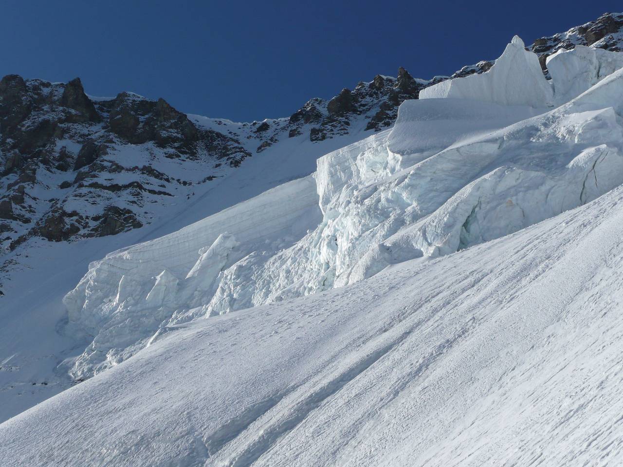 #5 la 1ère cordée : juste à gauche de la bande de glace du couloir des Italiens la 1ère cordée : juste à gauche de la bande de glace du couloir des Italiens