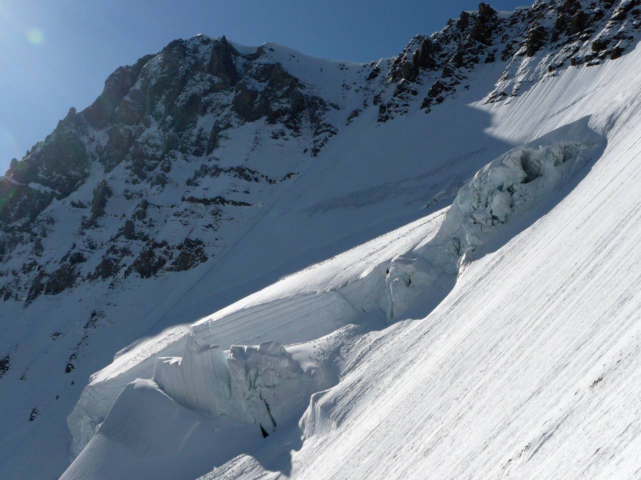#8 cordées : La 1ère est presque sortie, juste sous la corniche, alors que la 2nde n cordées : La 1ère est presque sortie, juste sous la corniche, alors que la 2nde n'est pas encore à hauteur du sérac.